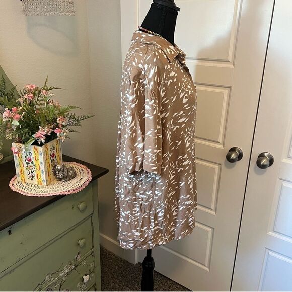 Jodifl Boutique Tan White Animal Style Print Short Sleeve Button Up Blouse Sz L - Picture 7 of 11